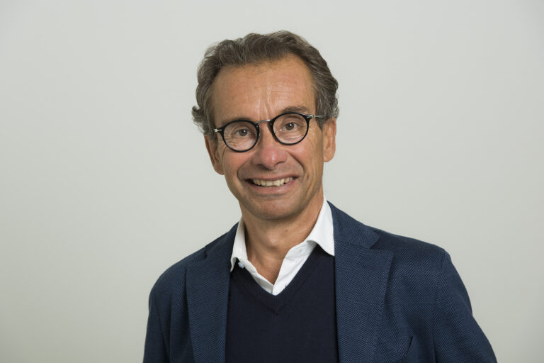Dr ROBERT